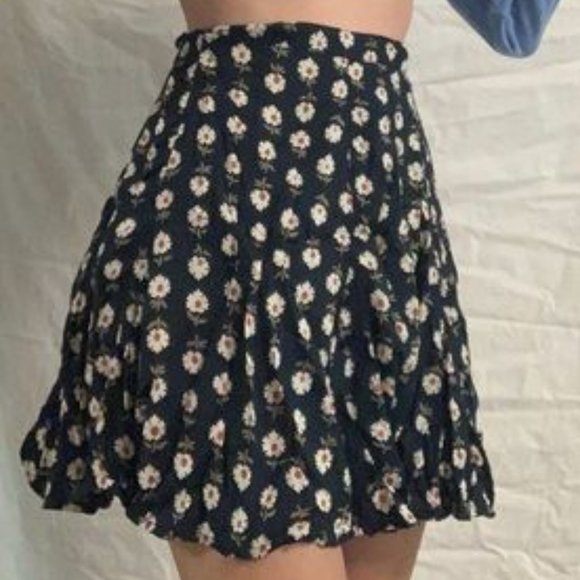 Black daisy Billabong flared miniskirt - Picture 1 of 1